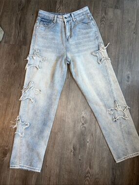 Trendy Light Wash Star-Appliqué Jeans